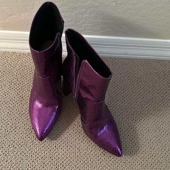 INC Anila ankle boots, metallic purple, size 9-1/2 - Picture 2 of 7